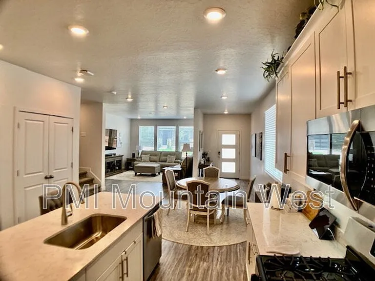 707 S Miller Ave — Photo 10