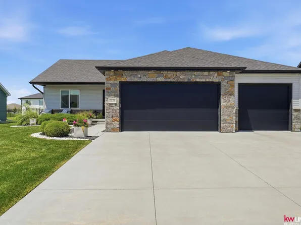 1324 E 8th St, Hickman, NE 68372