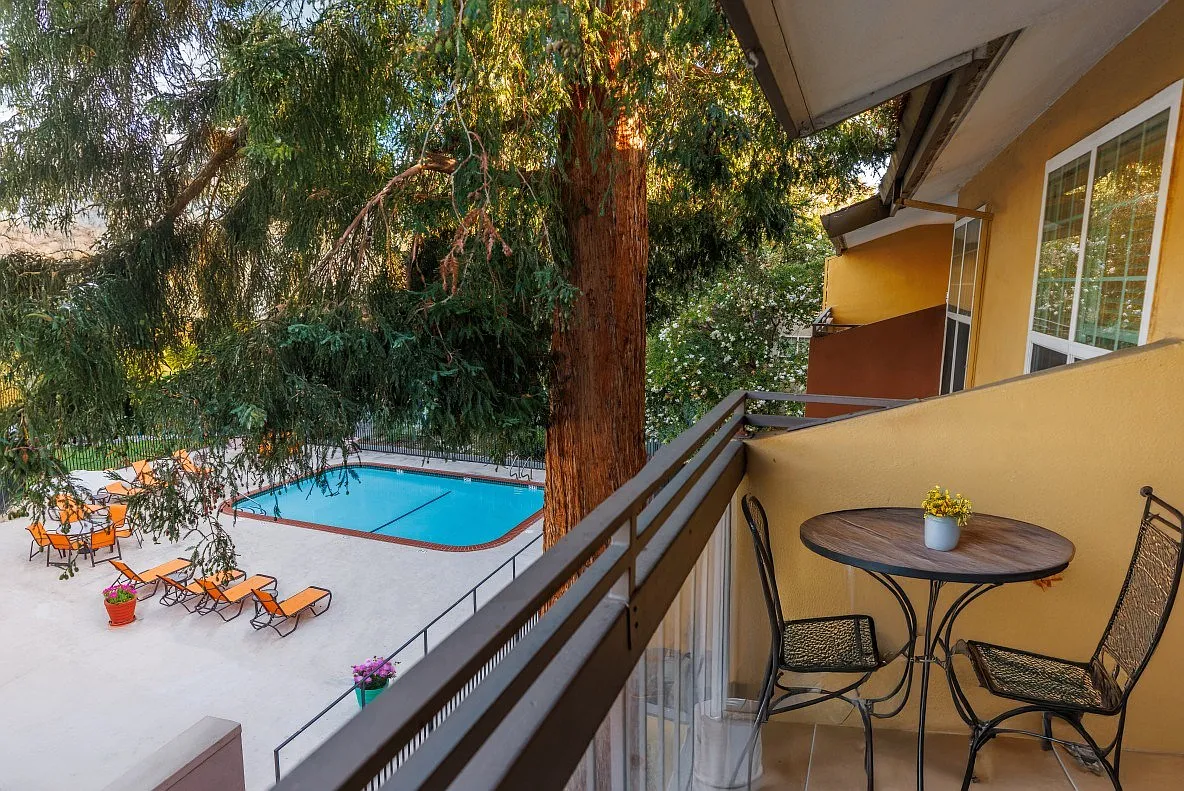 Redwood Plaza Apartments — Photo 4