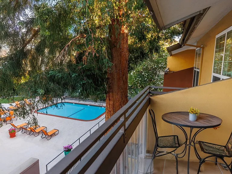 Redwood Plaza Apartments — Photo 4