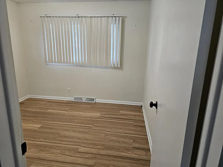 1074 Lakeshore Dr W — Photo 15
