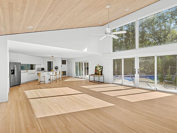 5th image of 2256 Noyac Rd