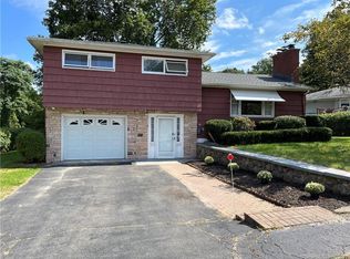 16 Gateswood Cir, Waterbury, CT 06706
