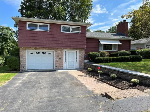16 Gateswood Circle, Waterbury, CT 06706