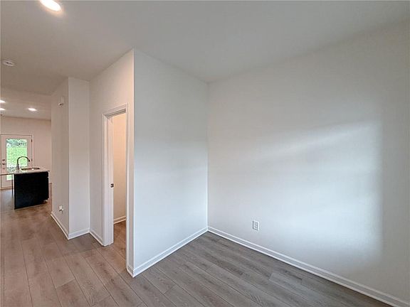 3rd image of 107 Stonecreek Ave