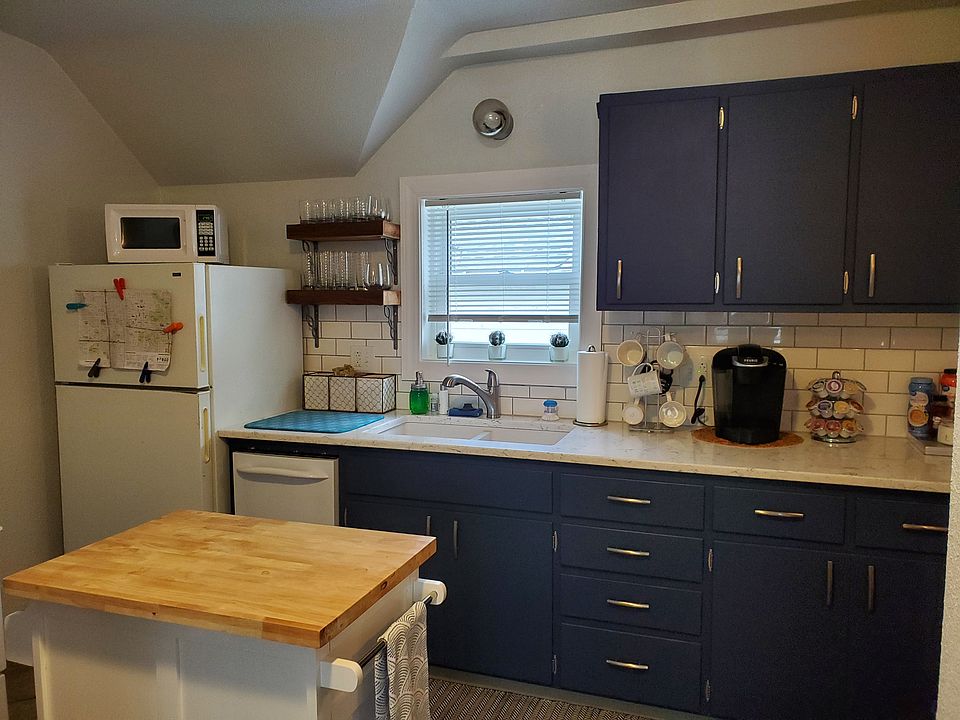 Fully Equipped Kitchen with Refrigerator, Dishwasher, Microwave, Stove/Oven, Garbage Disposal and Rolling Cart