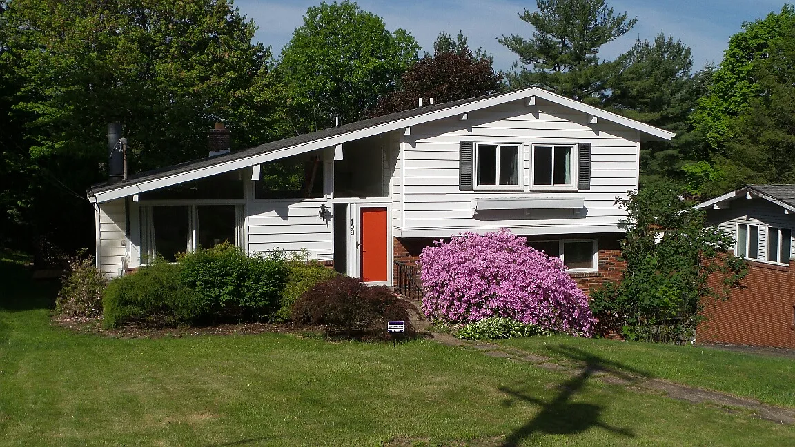 108 Leslie Rd photo 1