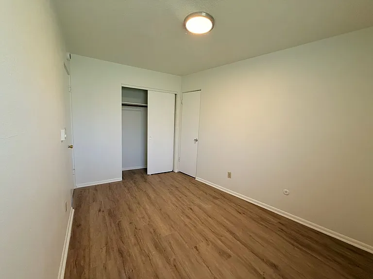 Crescent Apartments — Photo 43