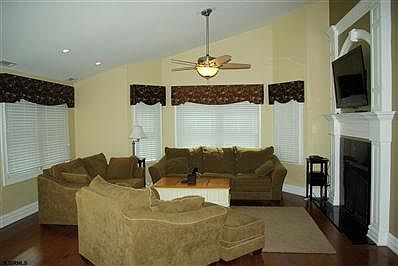 3rd image of 3418 Wesley Ave
