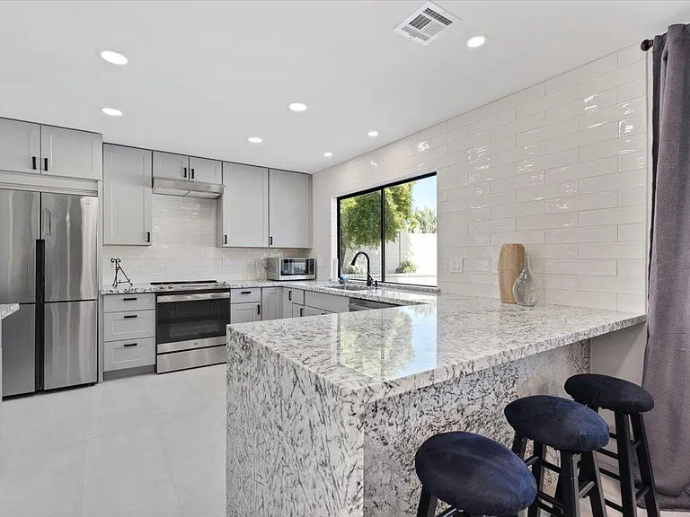 1745 N La Rosa Dr — Photo 6