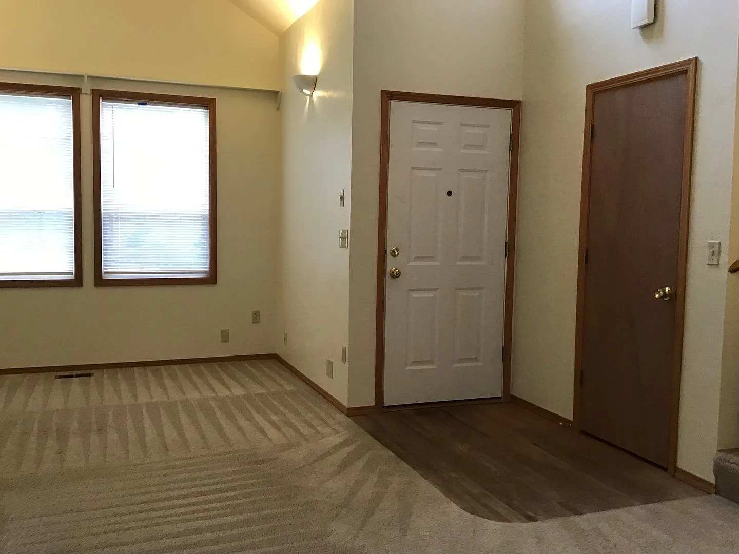 Large 4 Bedroom 2.5 bath 2 Story Home — Photo 4