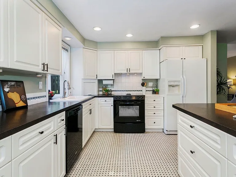 516 47th St SE — Photo 3