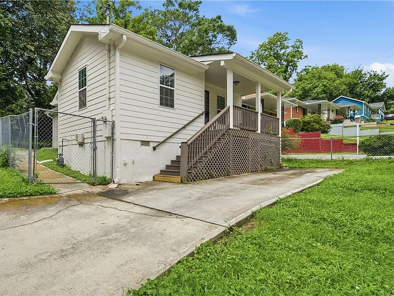 226 Thornton St SW — Photo 1