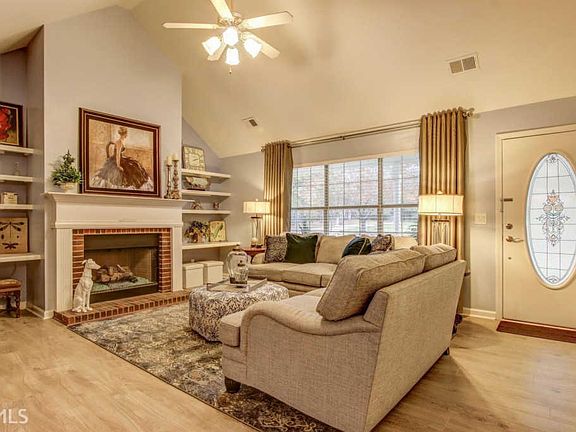 3rd image of 105 Oakwood Trl