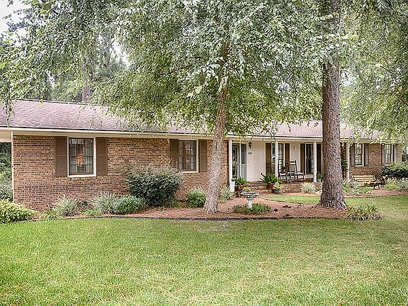 3rd image of 909 Edgewood Cir