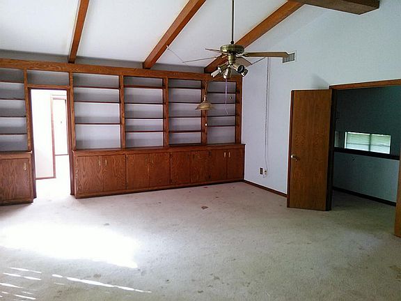 5th image of 410 Oak Dr