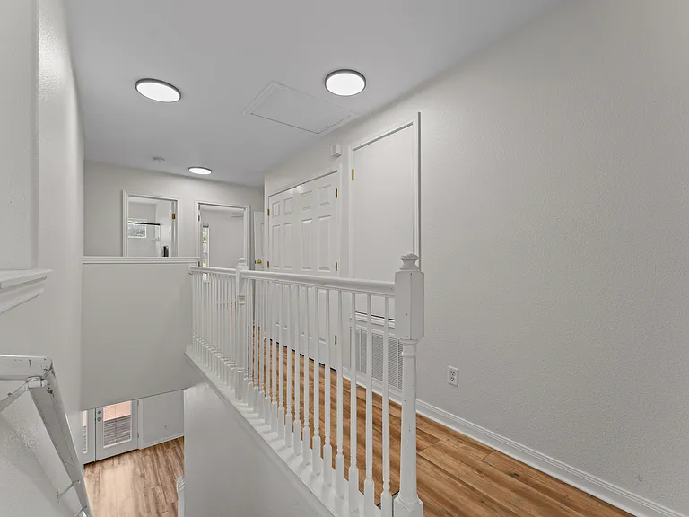 807 Midway Crst — Photo 16