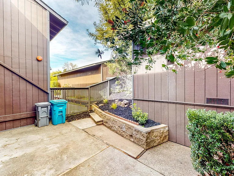 372 Los Alamos Rd — Photo 40