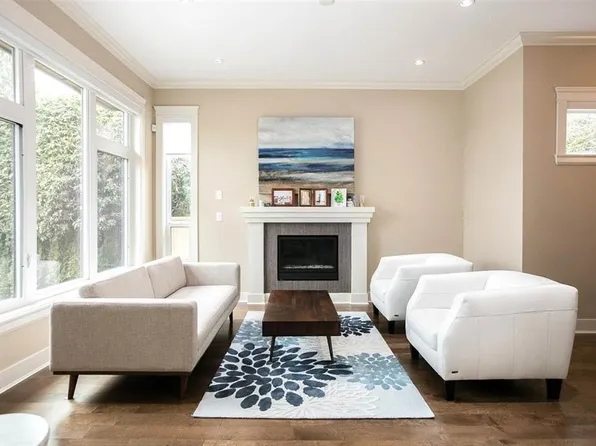 1132 Cloverley St, North Vancouver, BC V7L 1N6