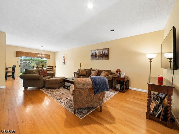 5th image of 6 Hancock Dr