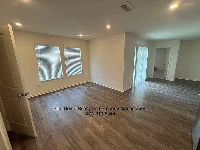140 Lochwolde Dr — Photo 5