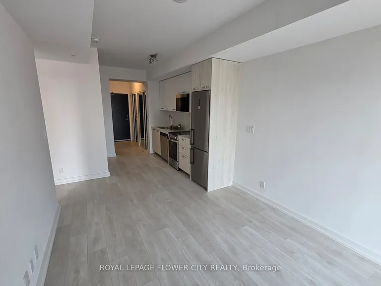 75 James St S #712 — Photo 4
