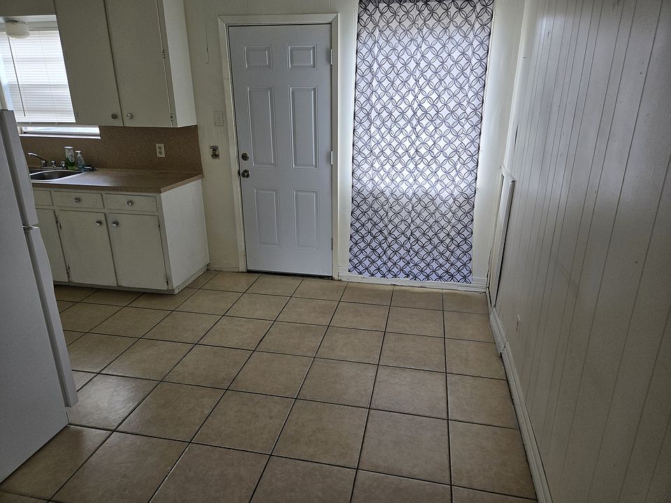 Nice size dining area