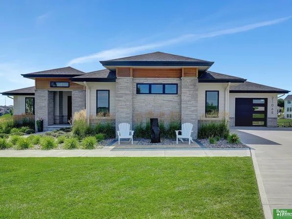 21068 Valley Cir, Elkhorn, NE 68022