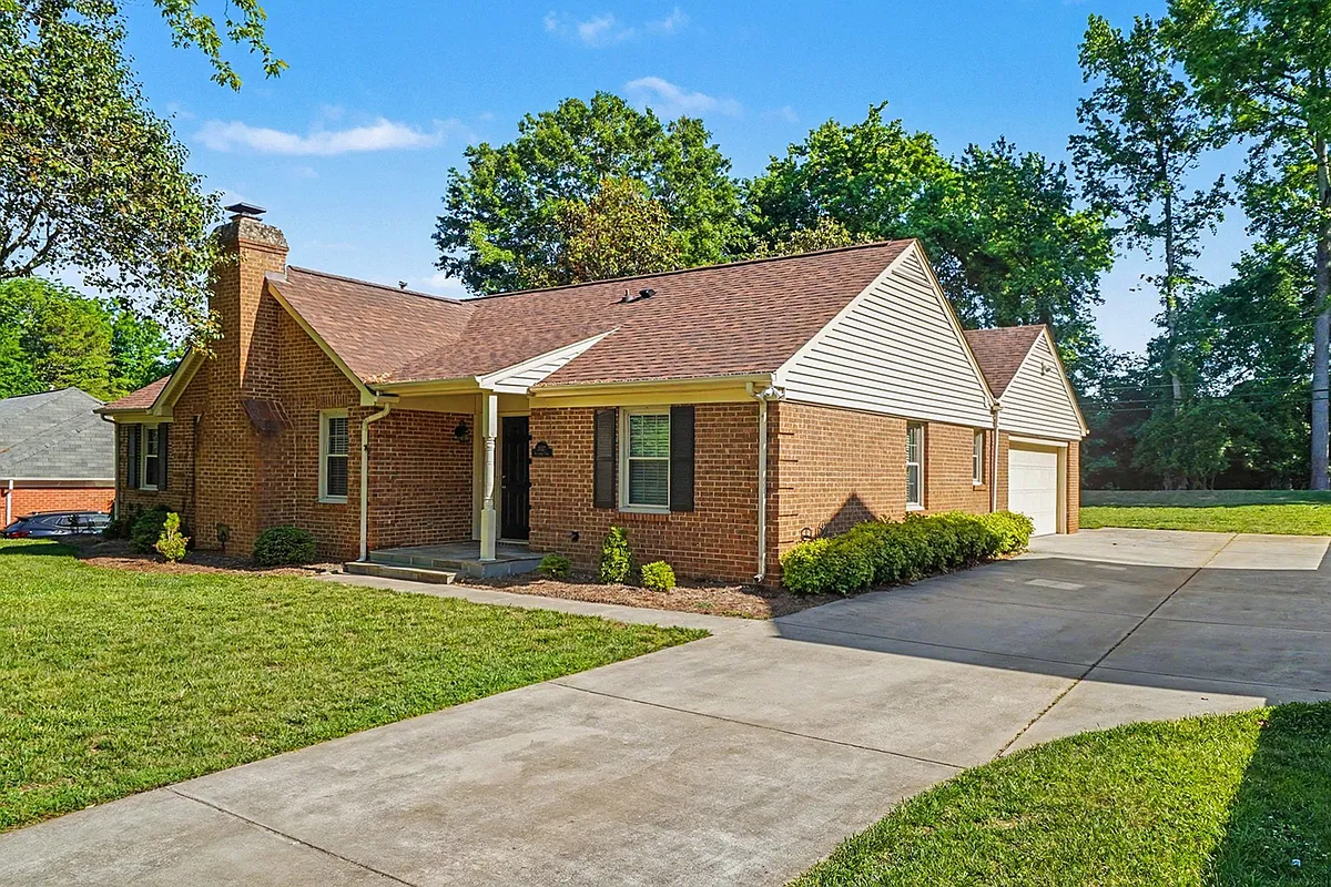 Building Photo - 9013 Raintree Ln
