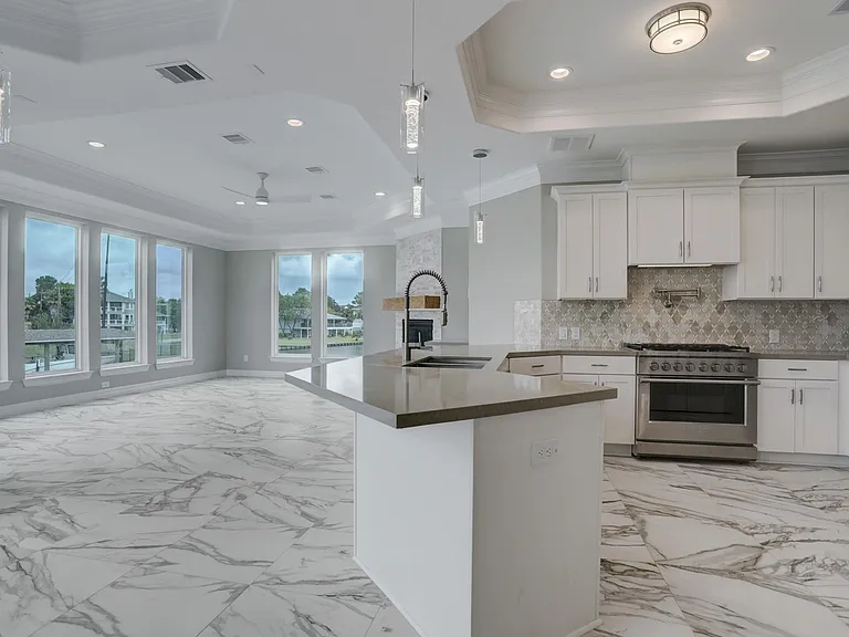 502 Amalfi Dr — Photo 8