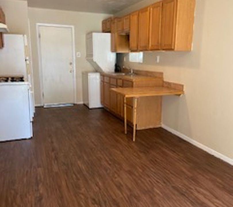 1st image of 2812 Russell Ave