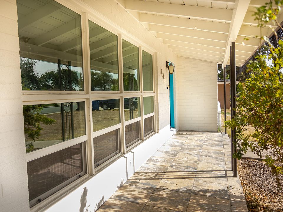 1st image of 743 N Vineyard