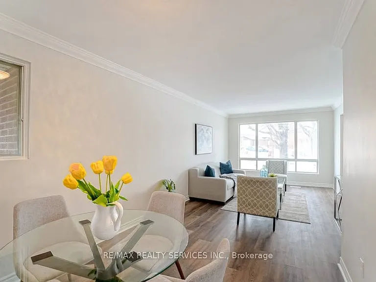 70 Montjoy Cres — Photo 4