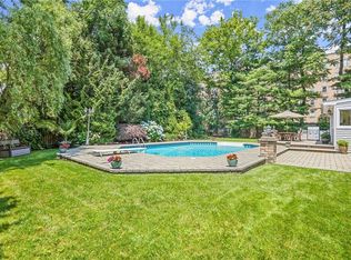 886 Port Dr, Mamaroneck, NY 10543