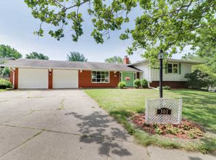 301 Vista Dr, Bloomington, IL