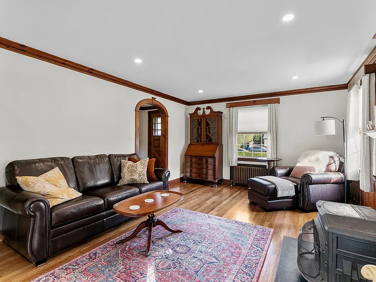 72 Kane Ave — Photo 11