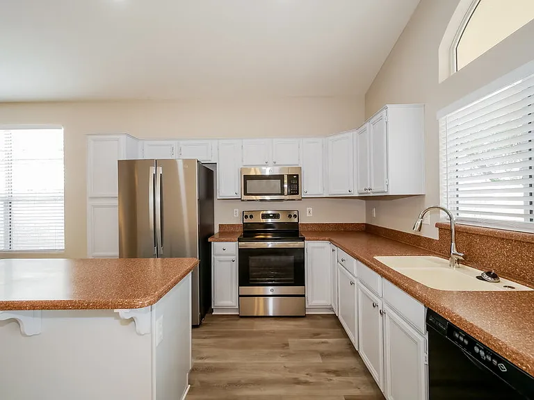 1069 W Glenmere Dr — Photo 10