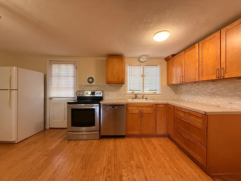 145-147 Oak Crest Dr