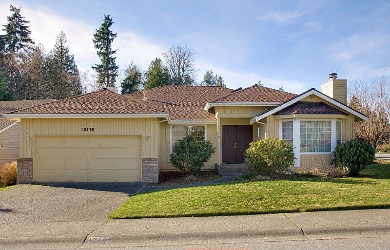 Spacious 3 bedroom, 2 bath rambler in Harbour Heights community! Entry way with skylight opens to formal living and dining room. Vaulted ceilings make the space feel extra large!