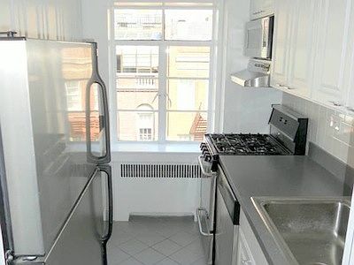 4th image of 30 W 72nd St APT 3B