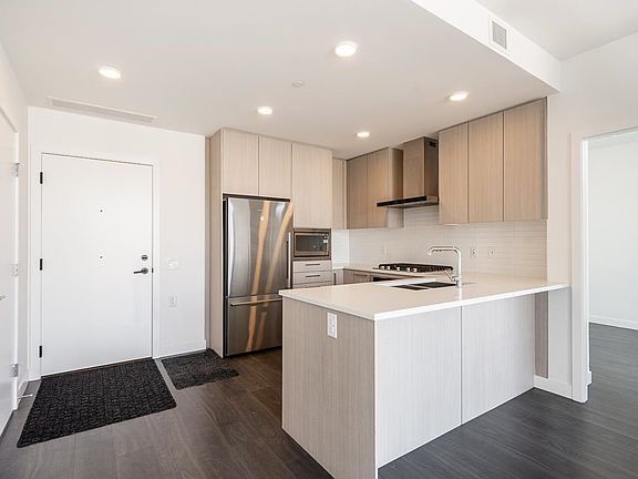 3rd image of 518 Clarke Rd #1602