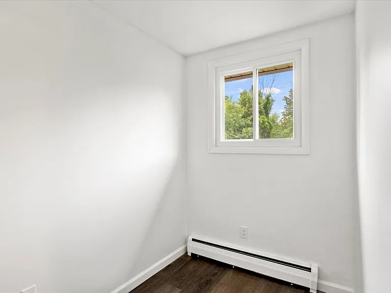 Burke Crest Apartments — Photo 19
