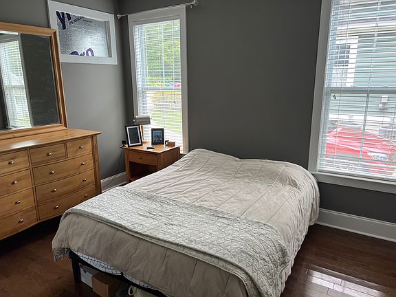 4th image of 924 Ash St