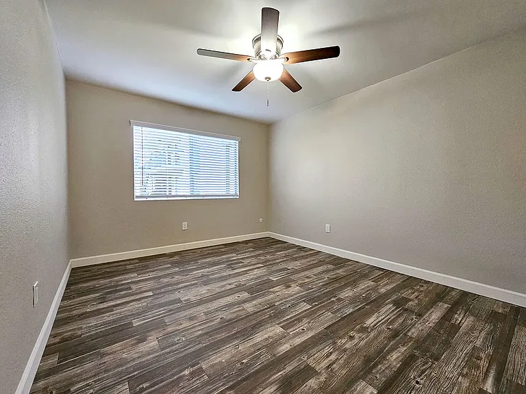 Sandalwood Apartments — Photo 13