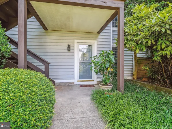 10003 Oakton Terrace Rd #10003, Oakton, VA 22124
