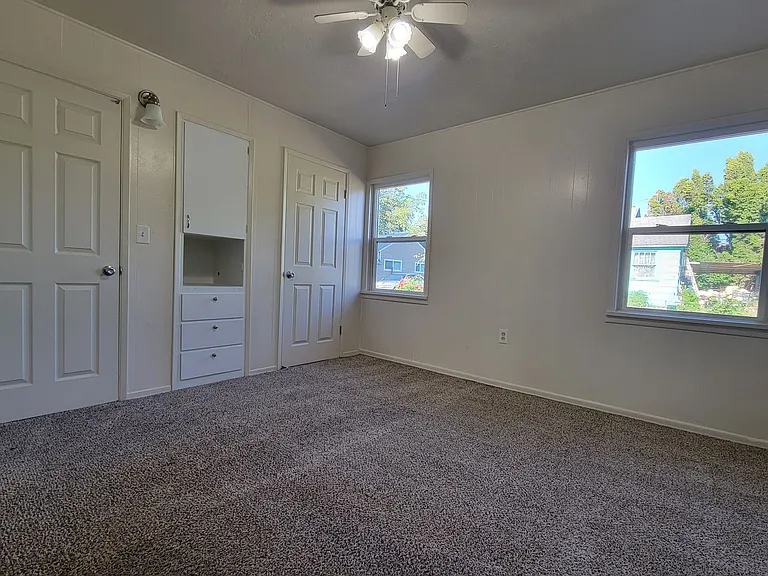 451-Hyacinth Apartments — Photo 3