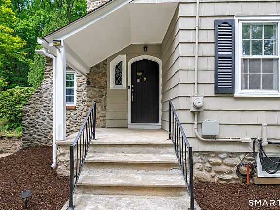 2nd image of 818 Middlebury Road