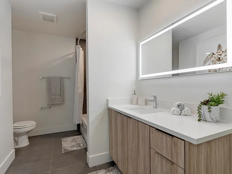 Living at Santa Monica — Photo 10