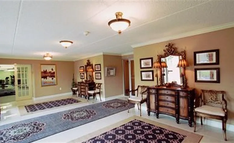 Stratford Apartments — Photo 7