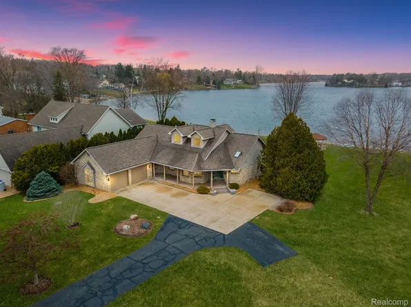 8353 Hilton Rd, Brighton, MI 48114